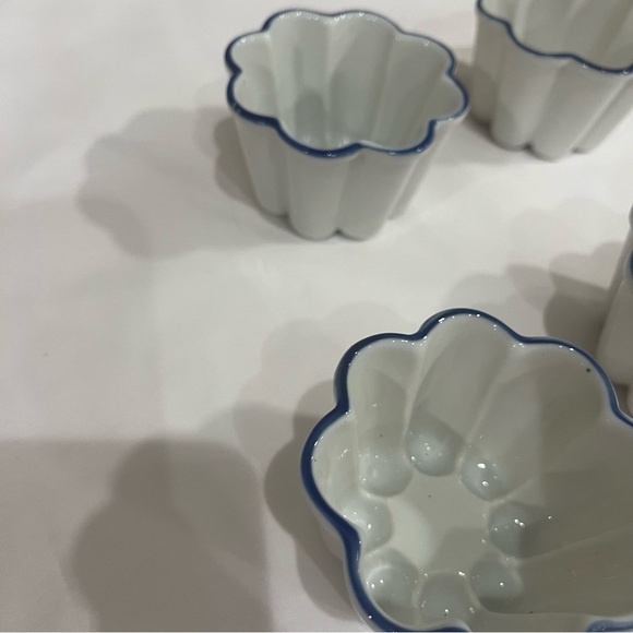 Vintage Fluted Jello/Flan Molds Set of 4 White Ceramic w Blue Rim - Picture 6 of 9